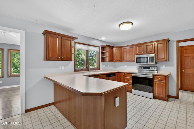 6062 Wood Drive, Waterville, OH 43566