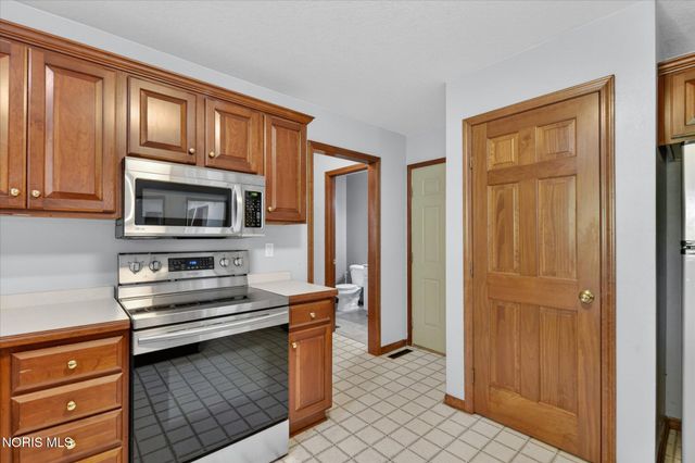 6062 Wood Drive, Waterville, OH 43566