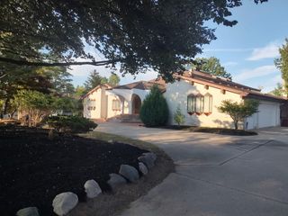 3541 Ridgeview Court, Bloomfield Twp, MI 48302
