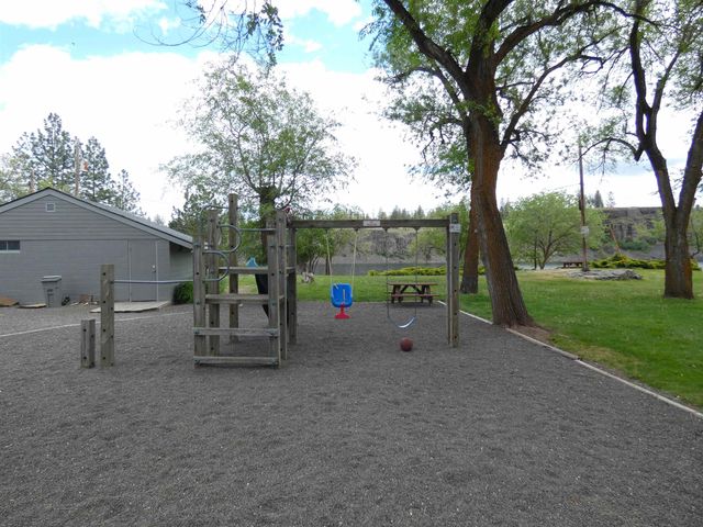 16021 W Badger Ln, Cheney, WA 99004