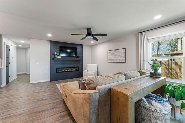904 E Longview Drive, Rogers, AR 72756