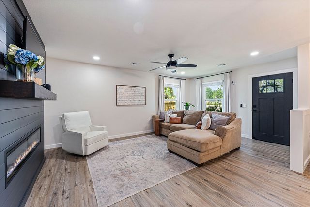 904 E Longview Drive, Rogers, AR 72756