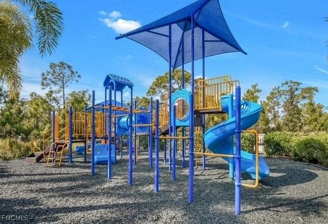 2613 Manzilla LN, Cape Coral, FL 33909