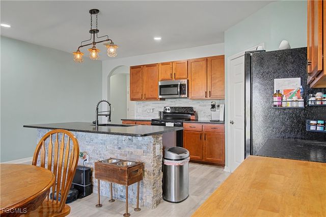 2613 Manzilla LN, Cape Coral, FL 33909