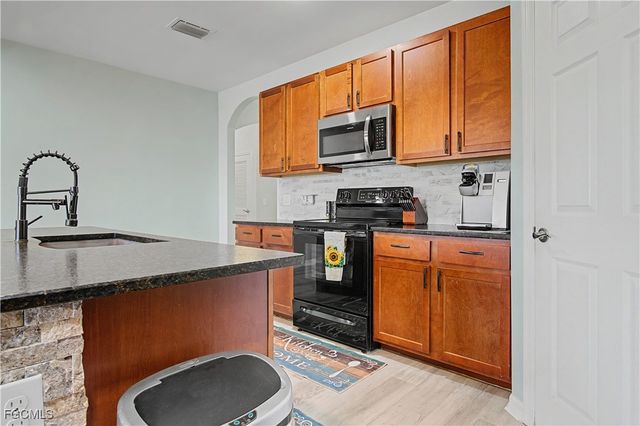 2613 Manzilla LN, Cape Coral, FL 33909