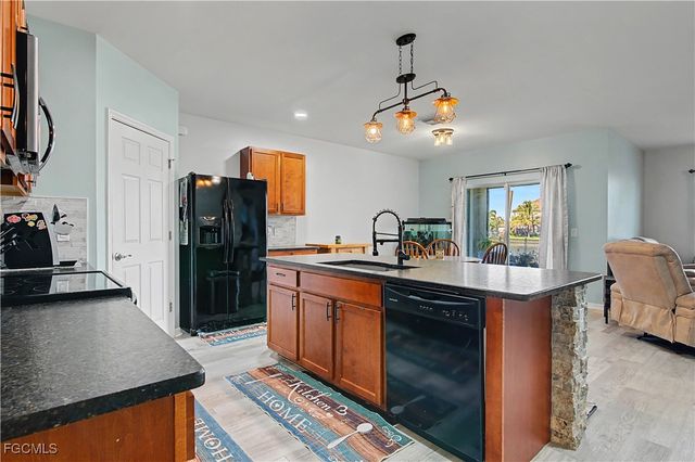 2613 Manzilla LN, Cape Coral, FL 33909