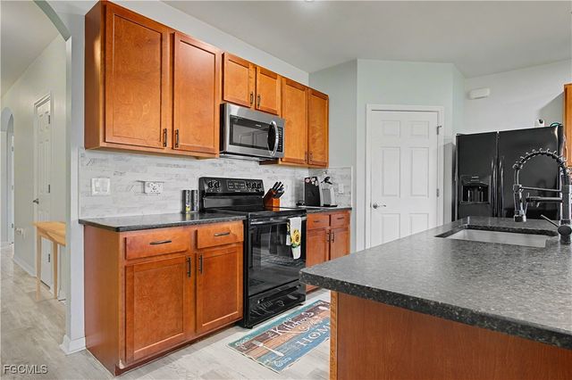 2613 Manzilla LN, Cape Coral, FL 33909