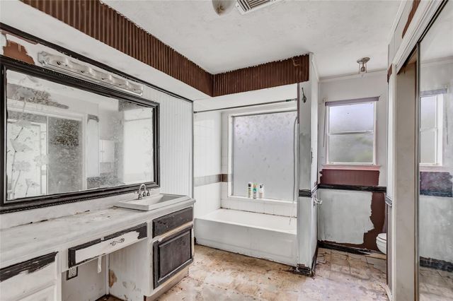 906 N Chamfer Way, Crosby, TX 77532