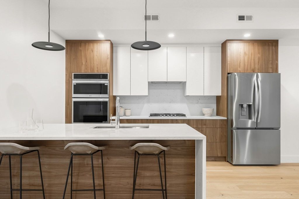 47 Condor 203, Boston, MA 02128