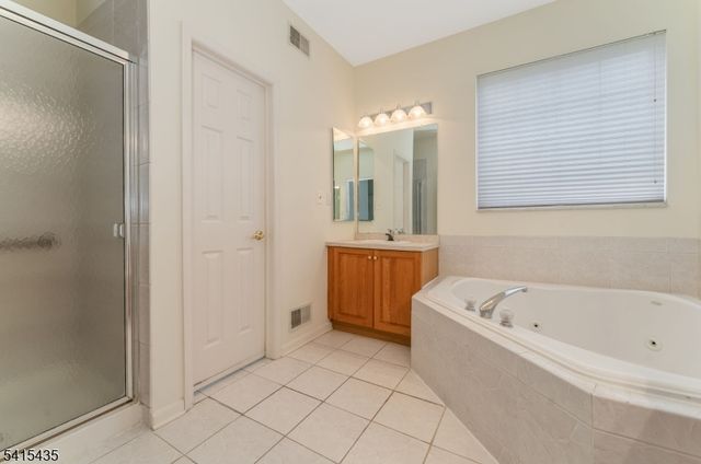 2 Homestead Ct, White Twp., NJ 07823