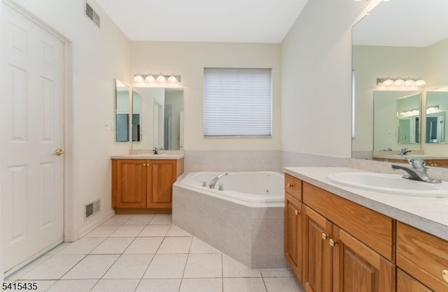 2 Homestead Ct, White Twp., NJ 07823