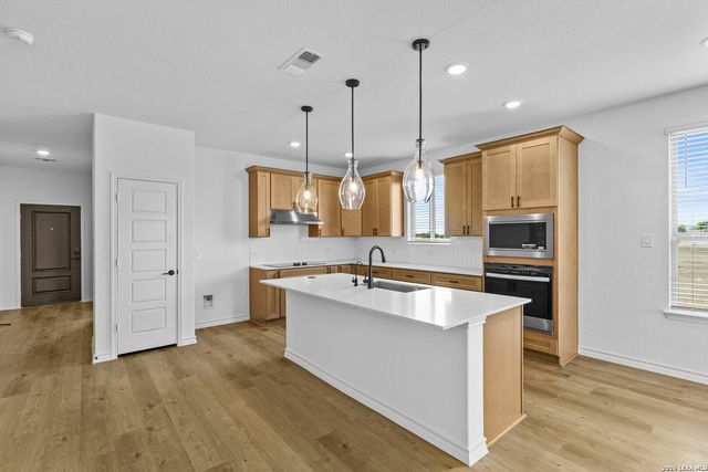 1512 Whistlers Way, Marion, TX 78124