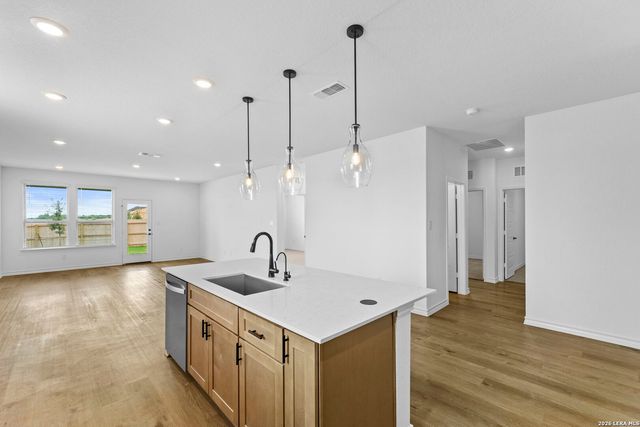 1512 Whistlers Way, Marion, TX 78124