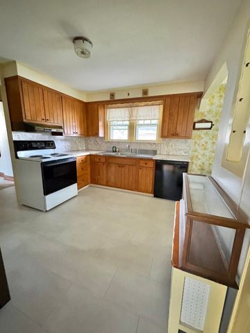 23 Keefe Avenue, Holyoke, MA 01040
