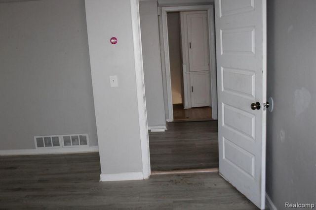 25974 Powers Avenue, Dearborn Heights, MI 48125