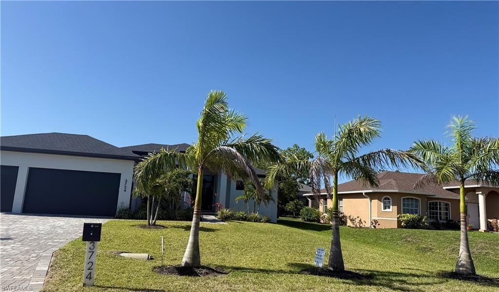 Image 7 of property listing at 3724 SW 3rd ST, Cape Coral, FL 33991