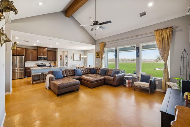 5476 County Road 427, Stockdale, TX 78160