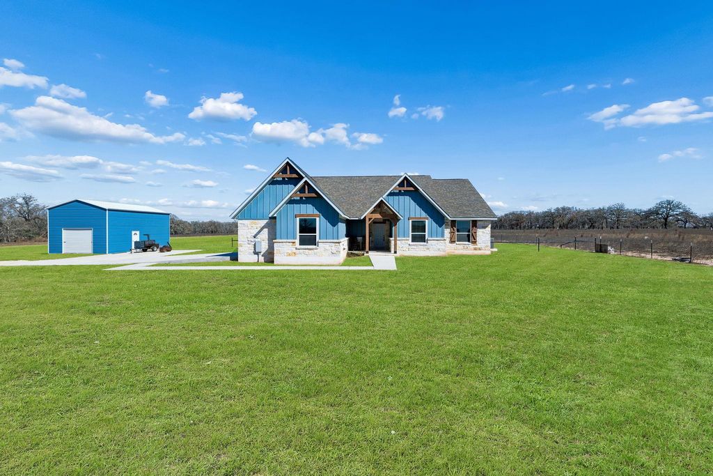 5476 County Road 427, Stockdale, TX 78160