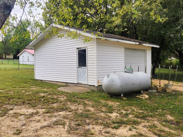 1130 Dewey Street, Houston, MO 65483