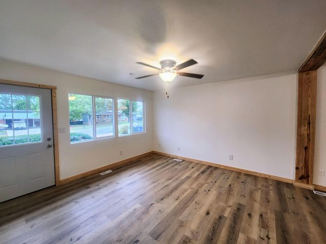 1130 Dewey Street, Houston, MO 65483