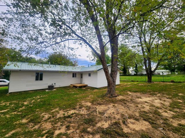 1130 Dewey Street, Houston, MO 65483