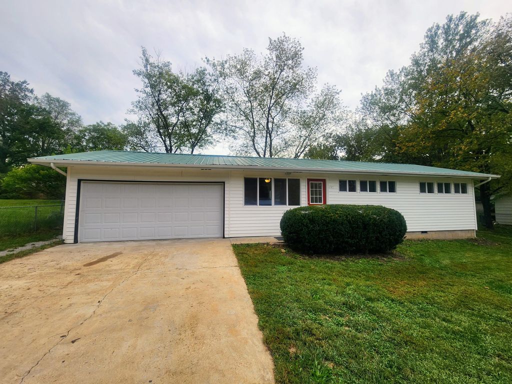 1130 Dewey Street, Houston, MO 65483