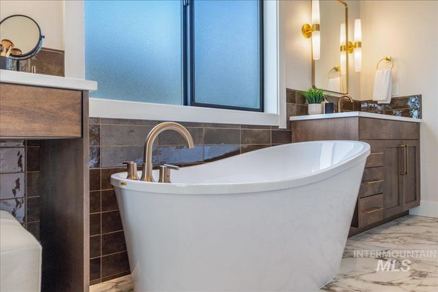 2927 W Three Lakes Dr., Meridian, ID 83646