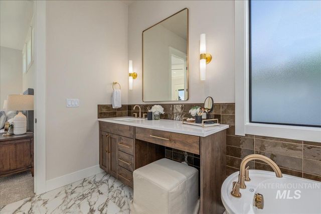 2927 W Three Lakes Dr., Meridian, ID 83646