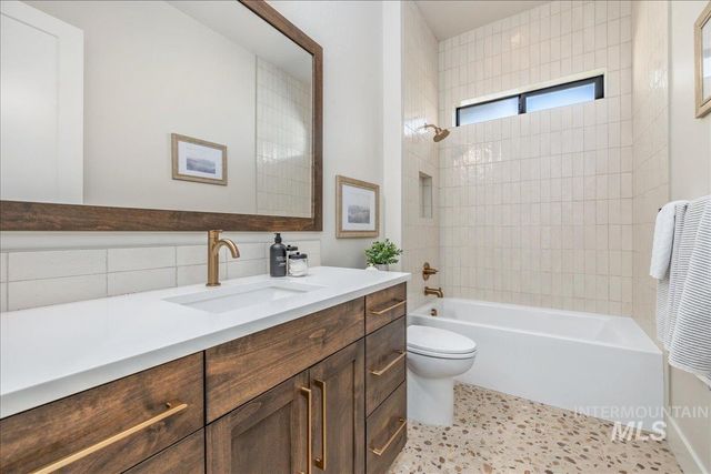 2927 W Three Lakes Dr., Meridian, ID 83646