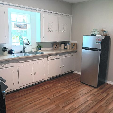 318 7th Street N, Texas City, TX 77590