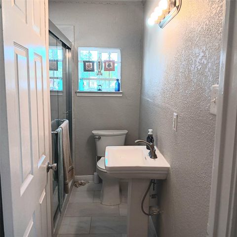 318 7th Street N, Texas City, TX 77590