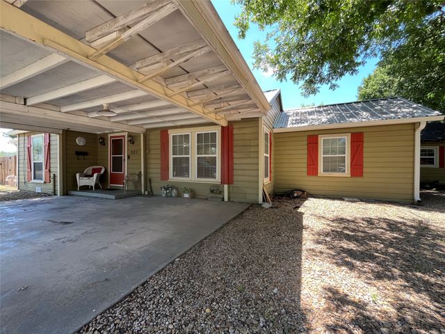 301 Briggs Street, Waxahachie, TX 75165