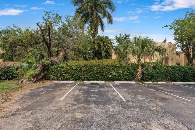 314 NE 142 Street 16C, Miami, FL 33161
