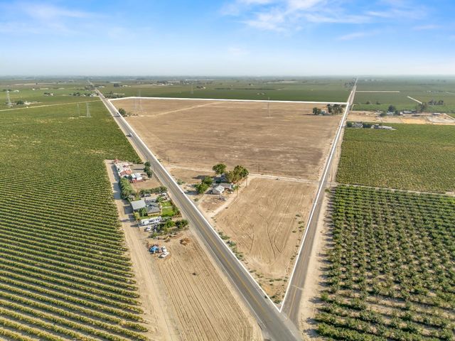 5920 W Springfield Avenue, Raisin City, CA 93652