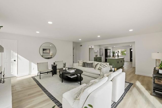 9367 De Camp Dr, La Mesa, CA 91942