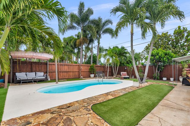 127 Auburn Drive, Lake Worth Beach, FL 33460