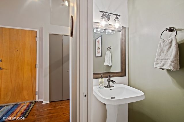 1934 N WASHTENAW Avenue 218, Chicago, IL 60647