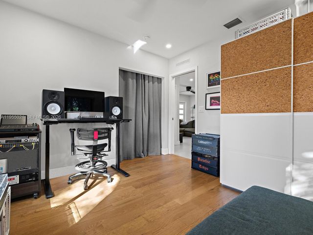 1009 NW 11th Ct, Miami, FL 33136