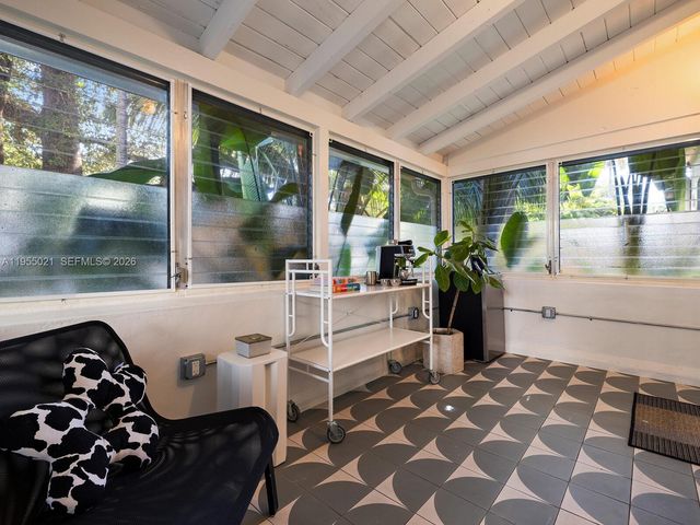 1009 NW 11th Ct, Miami, FL 33136