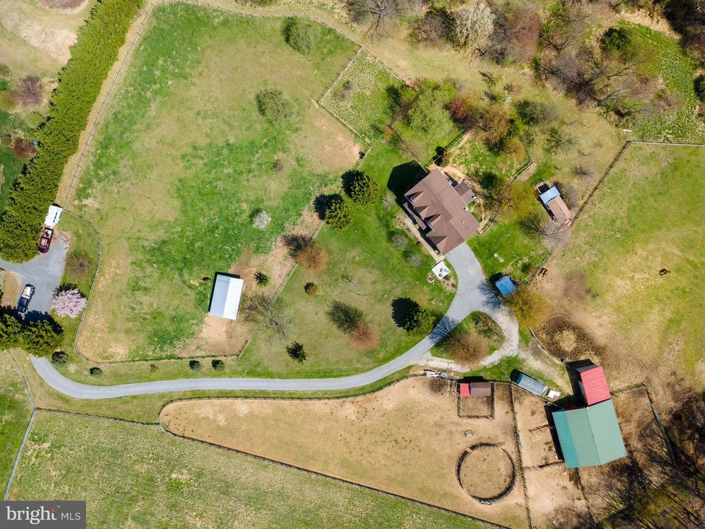 Image 4 of property listing at 4525 BECKLEYSVILLE RD, Hampstead, MD 21074