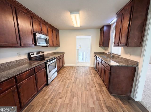 1948 Paynes Point, Winder, GA 30680