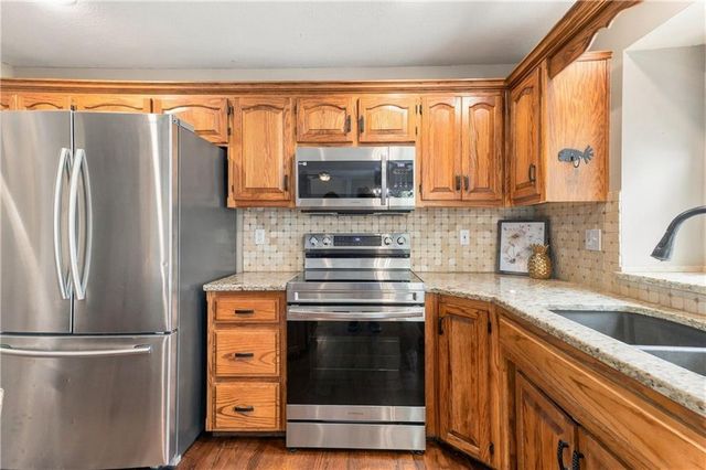 5512 Meadow Lake Street, Parkville, MO 64152