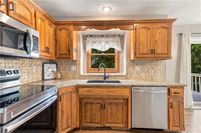 5512 Meadow Lake Street, Parkville, MO 64152