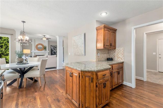 5512 Meadow Lake Street, Parkville, MO 64152