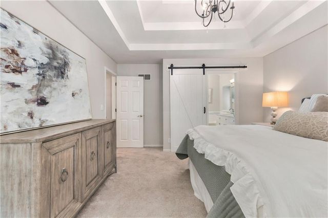 5512 Meadow Lake Street, Parkville, MO 64152