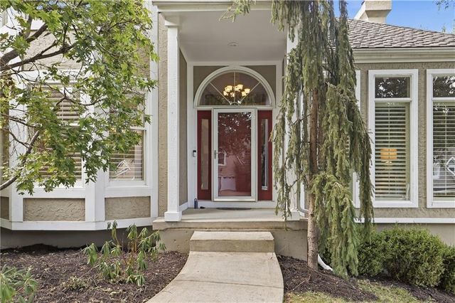 5512 Meadow Lake Street, Parkville, MO 64152