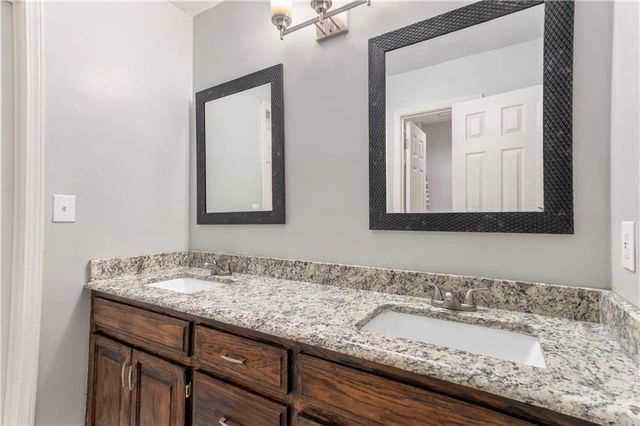 5512 Meadow Lake Street, Parkville, MO 64152
