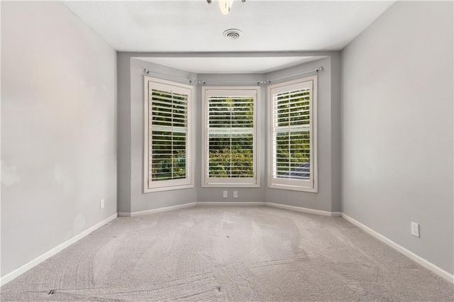 5512 Meadow Lake Street, Parkville, MO 64152