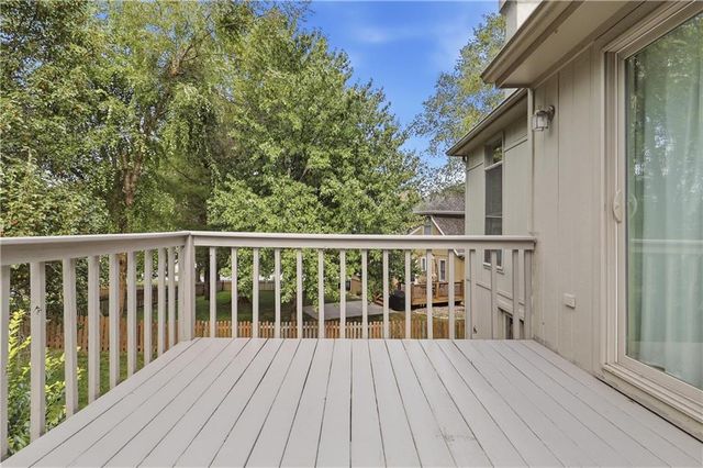 5512 Meadow Lake Street, Parkville, MO 64152
