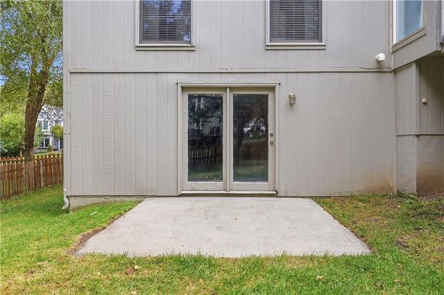 5512 Meadow Lake Street, Parkville, MO 64152